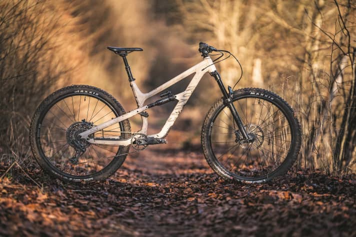 Das Canyon Spectral 29 AL 6 des Jahrgangs 2023 kostet 3299 Euro und wiegt inklusive Pedale 15,7 Kilo. Circa 400 Gramm Mehrgewicht entfallen auf potentere Federelemente.