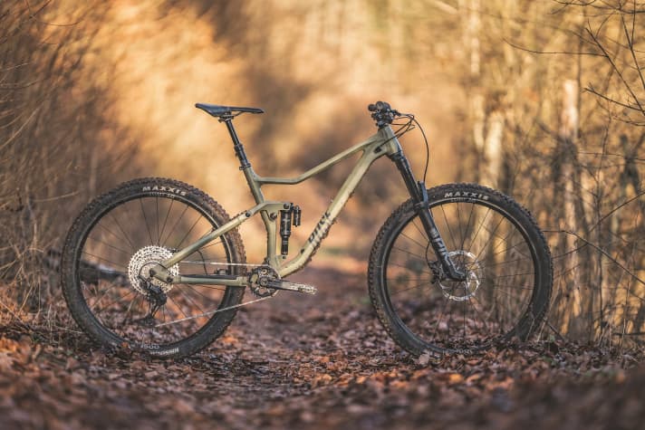 At 14.91 kilos ready to ride, the <a href="https://www.awin1.com/cread.php?awinmid=11768&awinaffid=471469&clickref=B+Rosebikes+Root+Miller+2&ued=https%3A%2F%2Fwww.rosebikes.de%2Frose-root-miller-2-2696897" target="_blank" rel="noopener noreferrer nofollow">Rose Root Miller 2 for € 2999</a>* is not only the lightest all-mountain in the test in BIKE 3/2023, but also the only one that remains under 15 kilos. The frame platform was last updated in 2020.