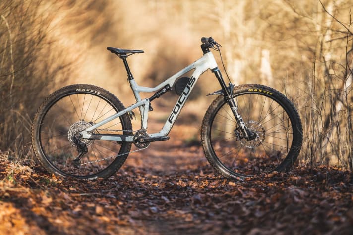Inklusive Pedale wiegt das<a href="https://www.bike-magazin.de/mountainbike/all-mountain/test-all-mountains-2022-focus-jam-6-9/" target="_blank" rel="noopener noreferrer"> Focus Jam 6.9</a> aus dem Jahrgang 2023 knapp 17 Kilo und kostet 3299 Euro >> <a href="https://luna.r.lafamo.com/ts/i5533923/tsc?amc=con.blbn.497955.507800.14129791&smc=BIKE&rmd=3&trg=https%3A%2F%2Fwww.fahrrad-xxl.de%2Ffocus-jam-6-9-m000044364" target="_blank" rel="noopener noreferrer nofollow">hier erhältlich</a>*. Ohne Motor stößt es damit in die Gewichtsklasse der Light-E-Bikes vor.