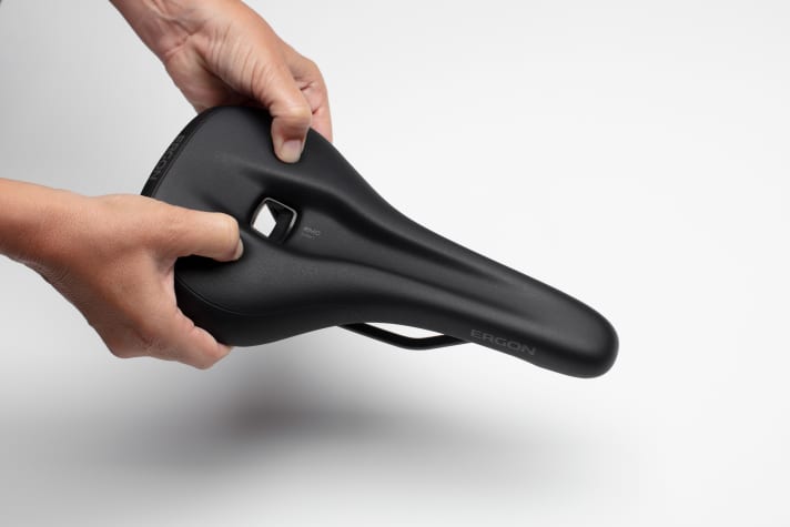 Schön gemütlich und weich gepolstert? Beim Mountainbike-Sattel ist weniger oft mehr, denn zu weiche Sättel sind fürs MTB eher ungeeignet.