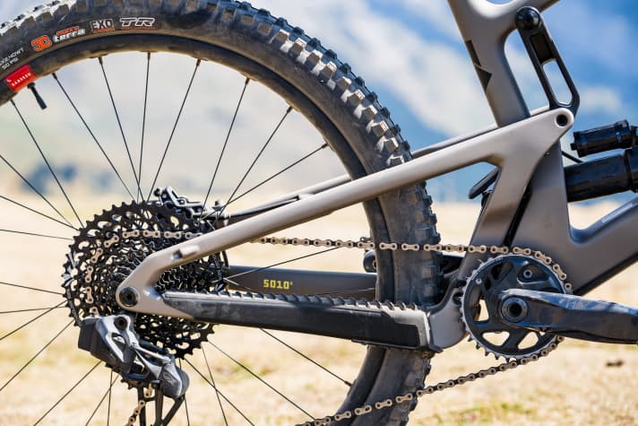 Santa Cruz hat die Hinterbaukinematik des 5010 für mehr Sensibilität und weniger Pedalrückschlag angepasst.