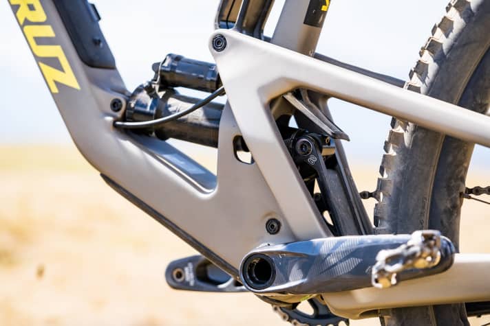 Easy to recognise: the window for reading the SAG and the flip chip in the rear shock absorber eye.