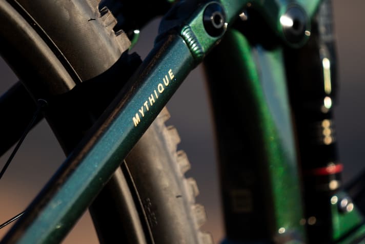 Schöne Farbe - robuste Schweißnähte: Der Rahmen des Vitus Mythique ist in jeder Variante gleich aufgebaut.