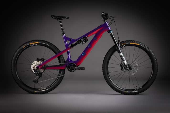 The Epium All-Mtn is designed for touring with long chainstays. The Fazua drive is hidden in the down tube and the battery can be removed from the front in the classic way. The frame is "Made in Europe", but the entry-level price of 8599 euros is quite high.
