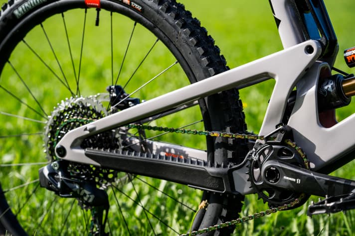 The rear wheel continues to spin at 27.5 inches. This is intended to retain the manoeuvrable character of the Nomad.