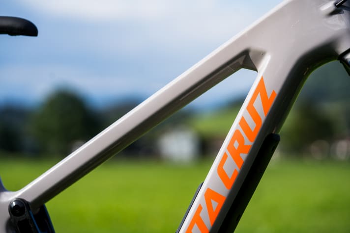 Taller riders put more stress on the frame. That's why larger frames on the Nomad 6 come with a higher stiffness.