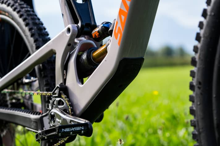 The revised rear triangle is still compatible with air and steel spring shocks.