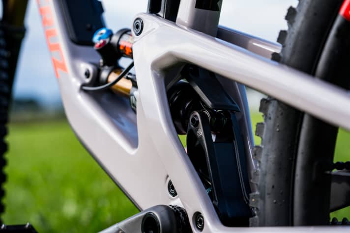 The gear ratio of the new rear triangle is lower than on the previous Nomad 6 model.