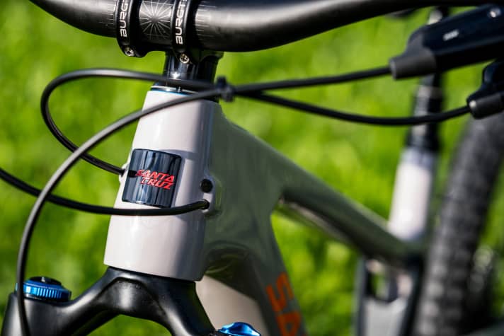 The integrated cable guide has already proven itself on other Santa Cruz models.