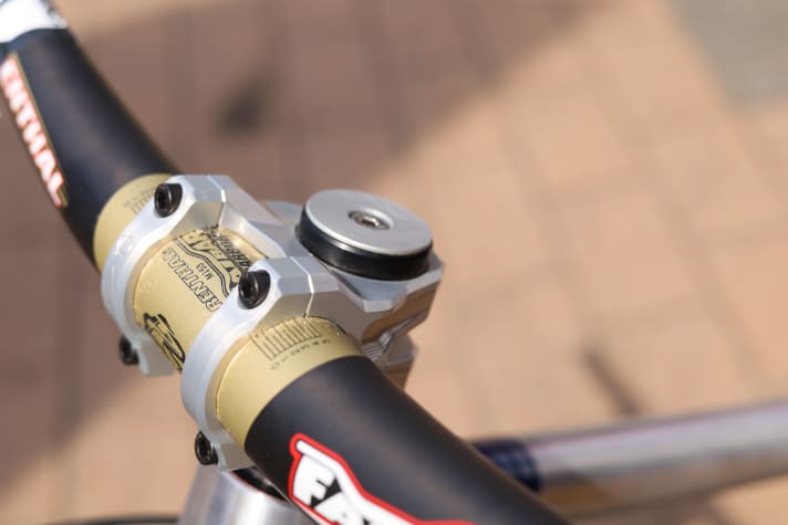 The young company OAK Components mills stylish aluminium parts in Regensburg, such as the stem "The Eternal".