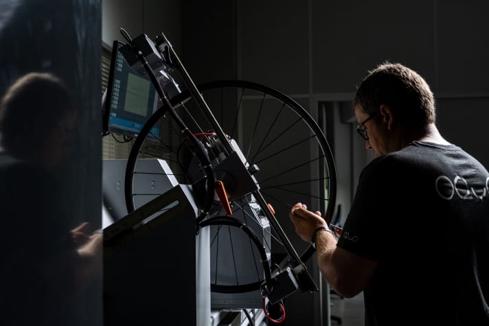 The final production steps of the Oquo wheels are then again manual labour.