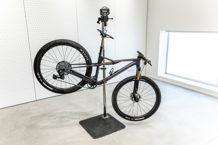 The Orbea Oiz M LTD, including bottle cage and pedals, tips the scales at 9.98 kilos.