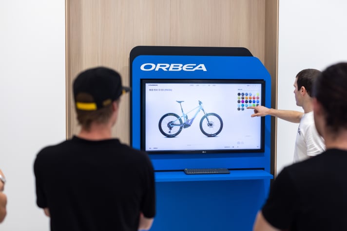 Im MyO-Konfigurator kann man bei den Carbonmodellen die Farbe des Bikes selbst bestimmen. Uni oder Zweifarbig, mit auffälligen Logos oder ohne, hier hat der Kunde die Wahl.
