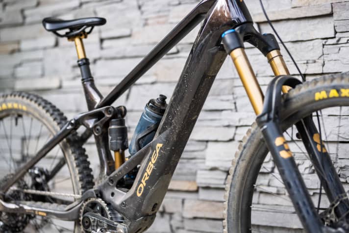 The upright shock absorber leaves plenty of space for a water bottle or a range extender.