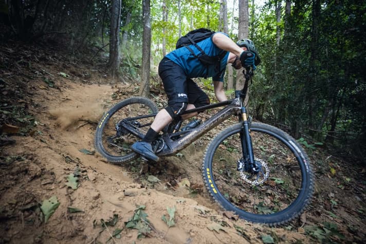 Gerade beim Drücken durch Kurven und Kompressionen fällt die hohe Steifigkeit des neuen Orbea Wild positiv auf.