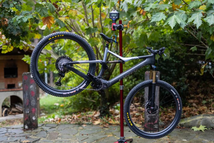 Das Topmodell M-LTD wird bei der Präsentation direkt an eine Waage gehängt. 15,94 Kilogramm. Trotz leichter Ausstattung ein starker Wert - insbesondere mit Shimano-Motor.