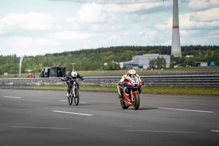 272 km/h on a bike - Elias Schwärzler holds the Guinness World Record. 