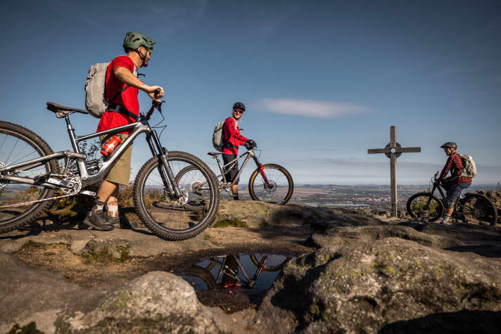 Vom Töpfer-Gipfelkreuz aus blickt man bis nach Görlitz und sogar nach Polen hinüber.