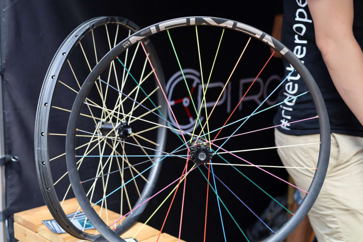 Pi-Rope Textilspeichen entstehen in Deutschland. Die Newman Carbonfelgen im Bild stammen allerdings aus Asien.