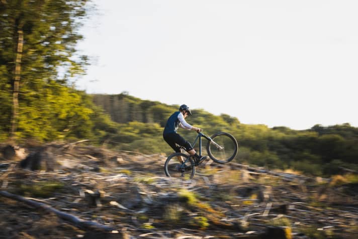 Playing on the trail with the new Radon Skeen Trail AL.