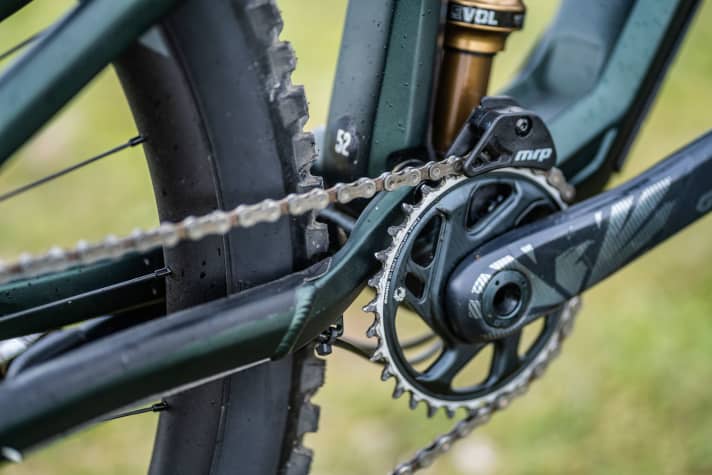 Just in case: A chain guide keeps the chain on the Radon in place even on rough terrain.