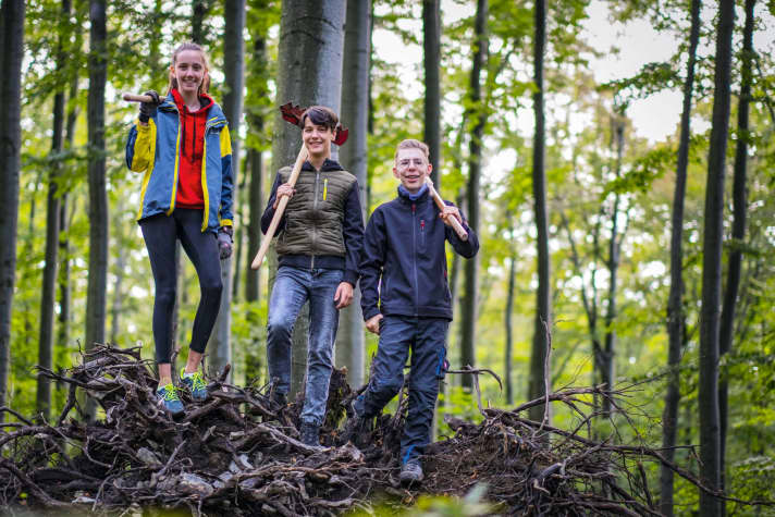 Schön, dass in der Rhön genug Platz für Biker ist. Das Team Schwarze Berge und die Schüler der Bike-AG an der Brückenauer Realschule freuen sich auf die letzten Trailbau-Arbeiten.