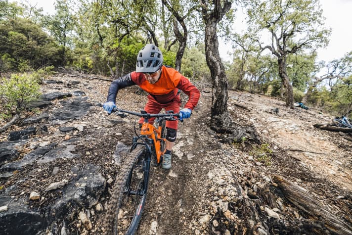 A central position over the bike is also required when braking. Do not move backwards!