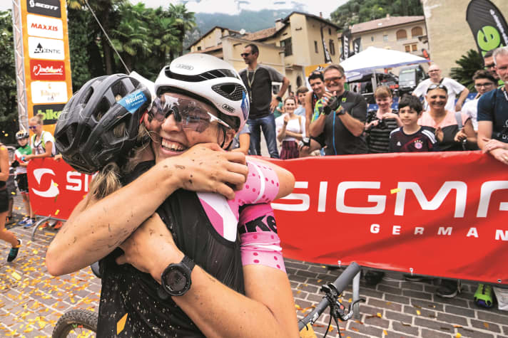 Wer über Strecke und Selbstzweifel triumphiert, wird spätestens unter dem Zielbogen mit Glücksgefühlen belohnt, wie hier bei der BIKE Transalp.
