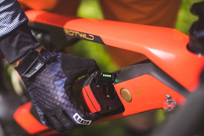 Zack! Just one press of the golden button and the battery comes out. We really like that. The battery itself is surprisingly compact for 720 watt hours.