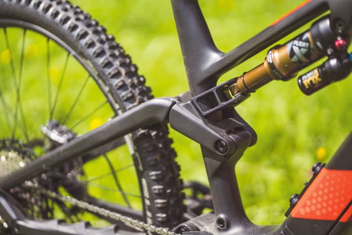 In addition to the main frame, the rear triangle is also laminated in carbon. Only the shock yoke is milled from aluminium.