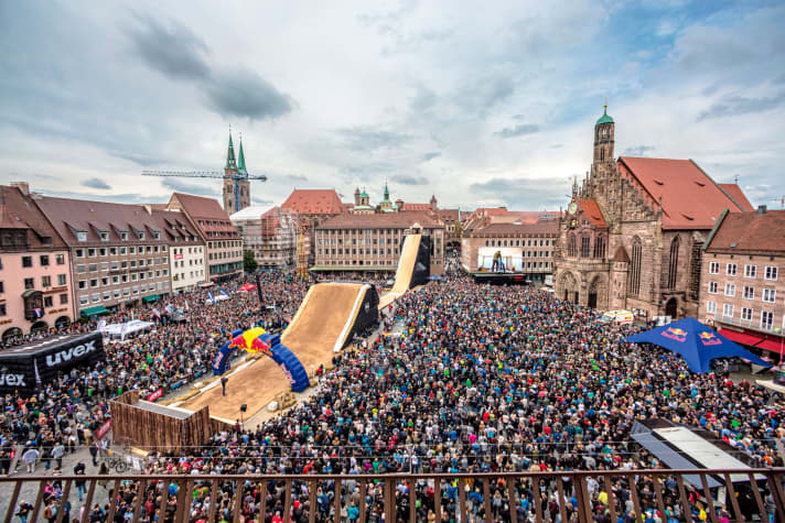 Scenes like at an open-air concert. According to the police, there were 120,000 spectators at the Red Bull District Ride.