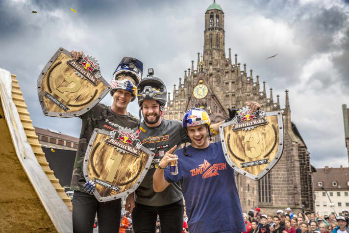 Gewinner 2017: Nicholi Rogatkin (Mitte) gewann den District Ride 2017. Emil Johansson landete auf Platz 2 (links) und Szymon Godziek (rechts) auf Platz 3.
