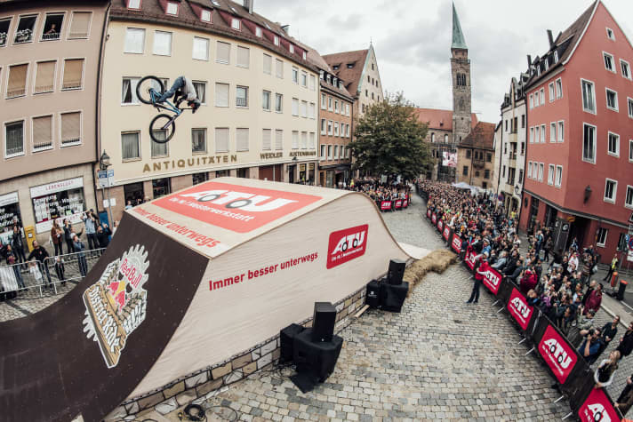 Fordernd: Die lange Strecke durch die Nürnberger Altstadt ist gespickt mit Kopfsteinpflaster und riesigen Holzelementen.