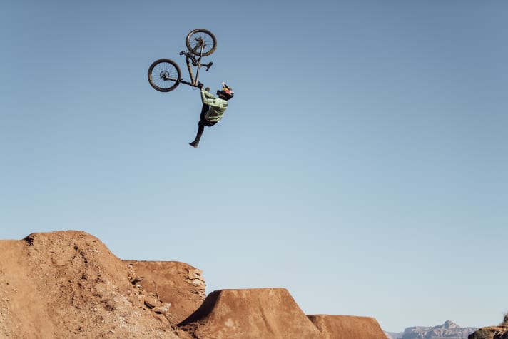 Brandon Semenuk sails through the sky on the FlipWhip. In 2021, he was the only rider to use a bike with a single crown fork that made slopestyle tricks possible. Result: 1st place.