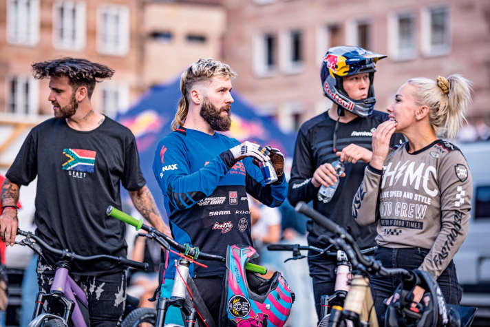 Best-Trick-Kandidaten unter sich (von links nach rechts): Thomas Lemoine mit Atomfrisur kann zum Haupt Event wegen Verletzung leider nicht starten. Nicholi Rogatkin mit seinem visierlosen Helm, Slope­style-Dominator Emil Johansson und Frontflipperin Caroline Buchanan.
