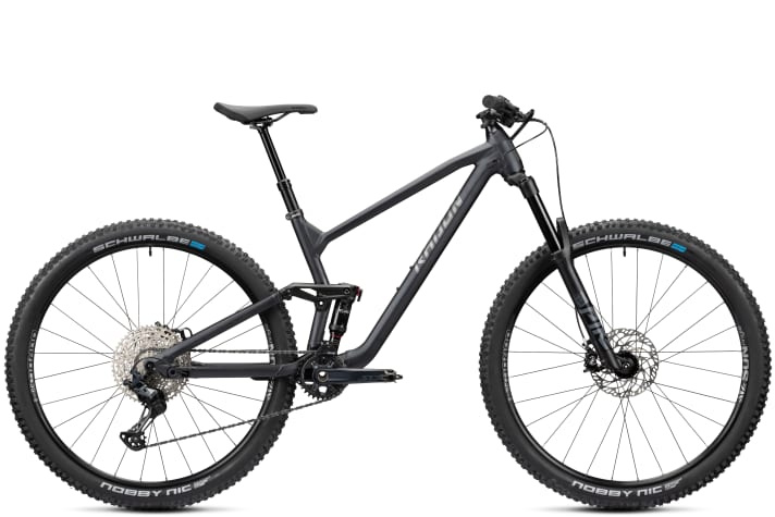Das Radon Slide AL 7.0 in der Farbe swoopgrey, mit Rockshox-Fahrwerk und Shimano-Schaltung.