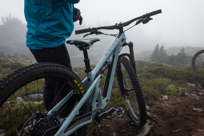 Yeti's new 2023 frame design leaves plenty of room for long telescopic stabilisers. Photo: Yeti