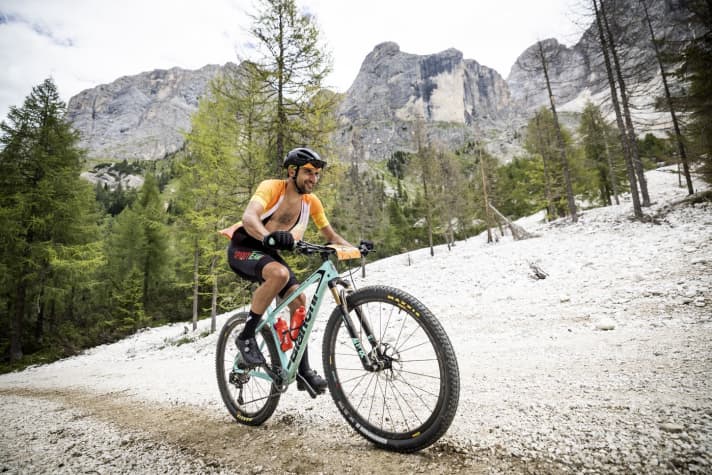 Pure race tyres also run here, but what happens in the rain, on rough gravel...?