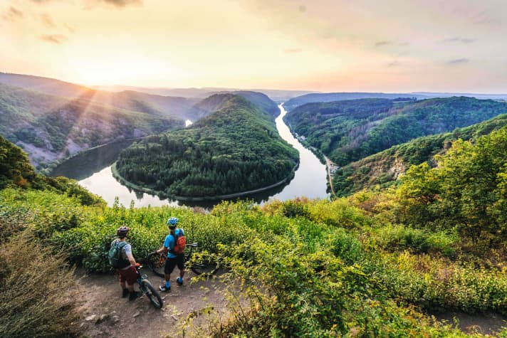 Die berühmte Saarschleife liegt natürlich nicht vor den Toren der Landeshauptstadt Saarbrücken. Sie ist aber DAS Wahrzeichen des Saarlands, das man am besten zum Sonnenaufgang erlebt.