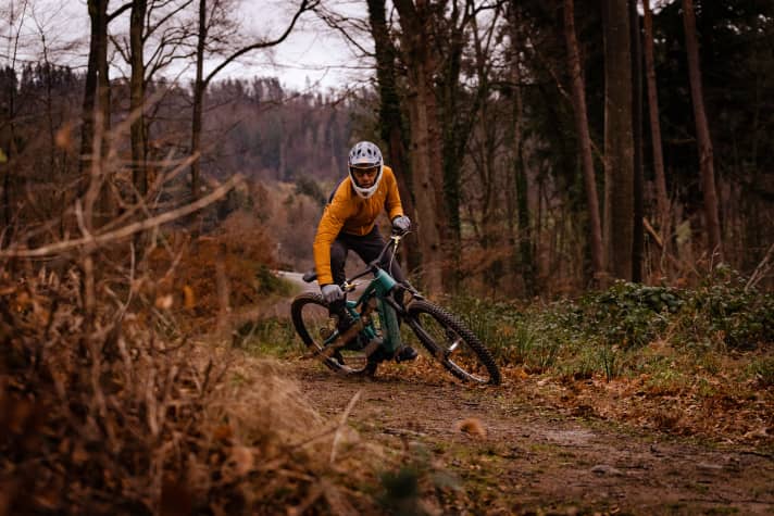 Mike Kluge in Schräglage - aber vorbildlicher Kurvenhaltung über dem Bike