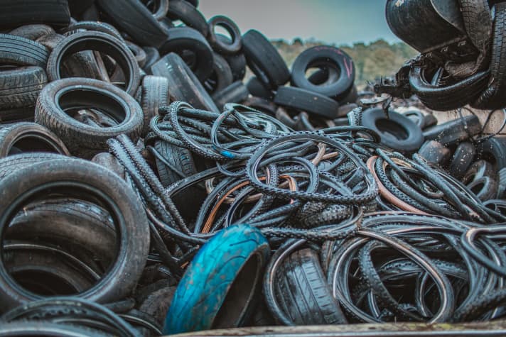 Auf dem Sammelplatz von Pyrum stapeln sich Altreifen aller Arten.