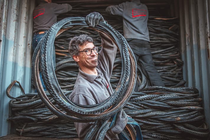 Schwalbe sammelt alte Fahrradreifen ein, um sie ressourcenschonend und CO2-sparend zu recyceln.