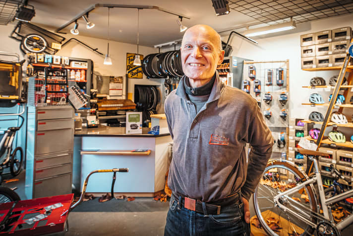 Radhändler Ingo Ruhland glaubte fest daran, dass Reifen-Recycling eines Tages möglich sein wird. Er sollte recht behalten. 23 Jahre, nachdem er angefangen hatte, Altreifen von Kunden für den Tag x aufzuheben, wurden die angesammelten 20 000 Exemplare von Schwalbe abgeholt.