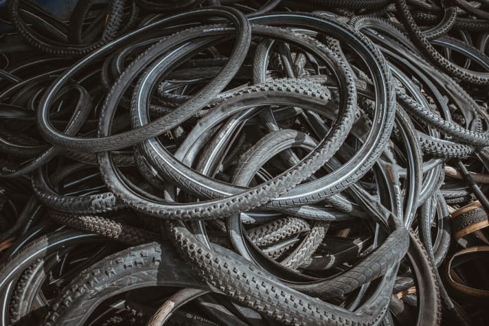 Silent witnesses to great touring experiences. But at some point, every tyre comes to the end of its life. Recycling now enables an environmentally friendly rebirth.