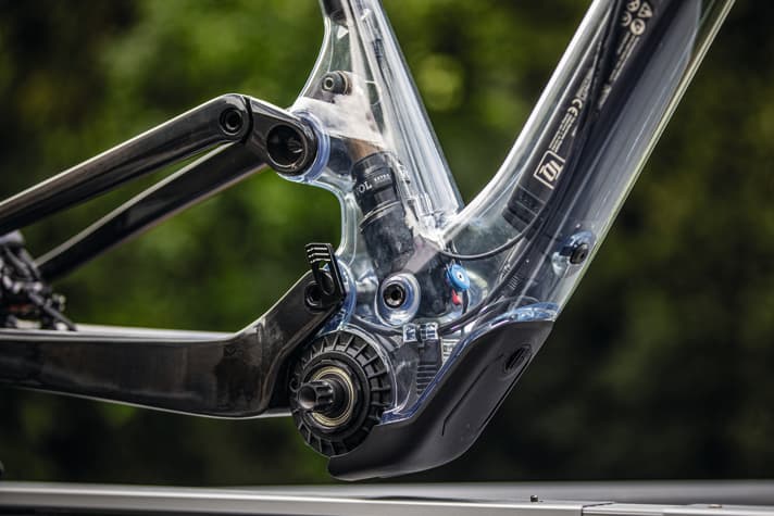 The transparent model shows how cramped the interior of the Lumen is. It is impressive that Scott can also realise its typical design with a motor.