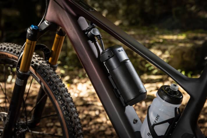 A big advantage of the internal shock: If the additional battery (160 Wh) is on board, a water bottle also fits into the frame triangle. A real plus!