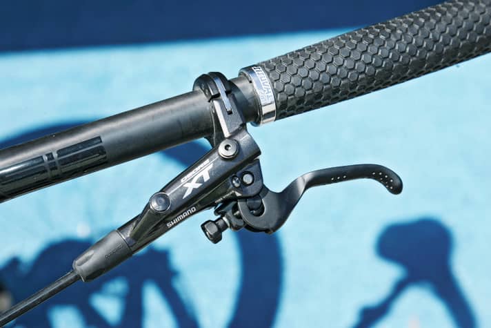 With many high-quality disc brakes such as a Shimano XT, the lever width can be adjusted without tools.