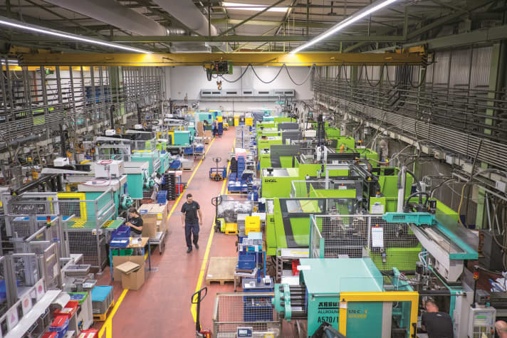 Ein Blick in die Produktion von Magura: In der Maschinenhalle auf der Schwäbischen Alb wird im Dreischichtbetrieb gearbeitet.