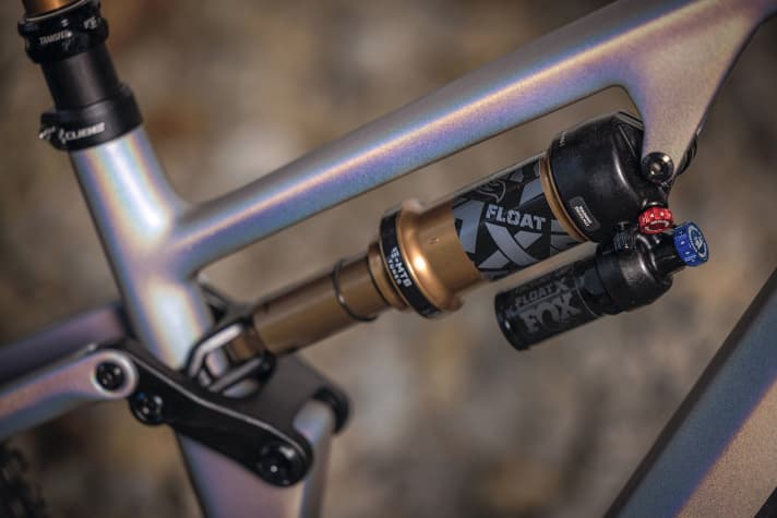 With the new kinematics, Cube is abandoning its usual suspension layout with a vertical shock for E-MTBs. The new suspension is designed to deliver a better wheel lift curve and be more progressive. Made for rough terrain.