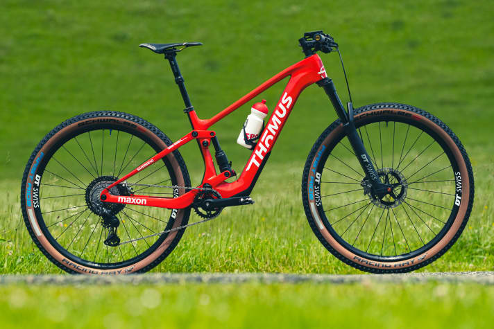 Das Lightrider E Ultimate von Thömus ist ein sportlicher Down-Country-Flitzer, der laut Hersteller mit minimalistischer Race-Ausstattung auf bis zu 14,6 Kilo getunt werden kann. Der Akku mit 250 Wh sitzt fest verbaut im Unterrohr. Gibt´s mit 120 oder 140 Millimetern Hub. 